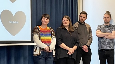 Fire mennesker holder en presentasjon